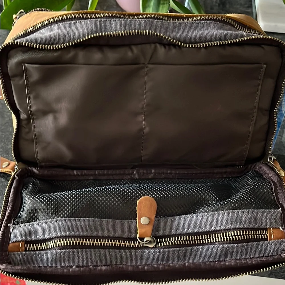 🍾🥂Host pick🎉NWOT waxed canvas & leather Men's toiletry Bag - Picture 2 of 10